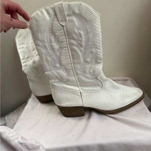 ARULA White Western Boots